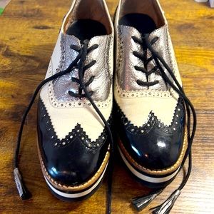 Retro Shoes (white/black) in excellent condition. Size 8. Goes great w/ jeans